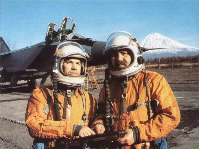 The history of the development of space suits in Russia. - My, Cat_cat, Story, Spacesuit, the USSR, Space, Aviation, Mat, Video, Longpost
