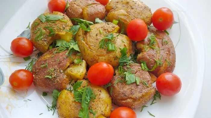 POTATOES IN PORTUGUESE. CRUMSHED POTATOES IN THE OVEN. BATATA A MURRO #COOKING_atHOME - My, Potato, Baked potato, Video, Food, Cooking, Recipe