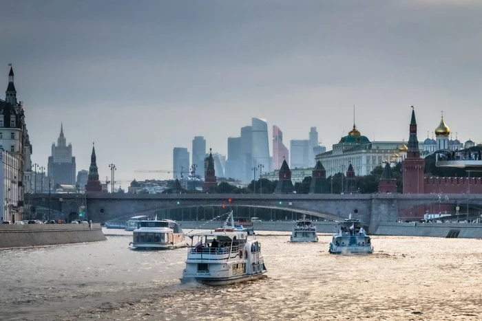 Contrasts of Moscow - My, Moscow, Kremlin, Moscow City, Motor ship, Moscow River