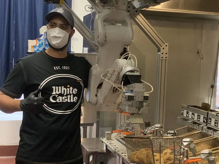 White Castle станет первой сетью фаст-фудов, в которой будут готовить роботы - Новости, Робот, Фастфуд, White-Castle, Flippy, Будущее, Видео, Длиннопост