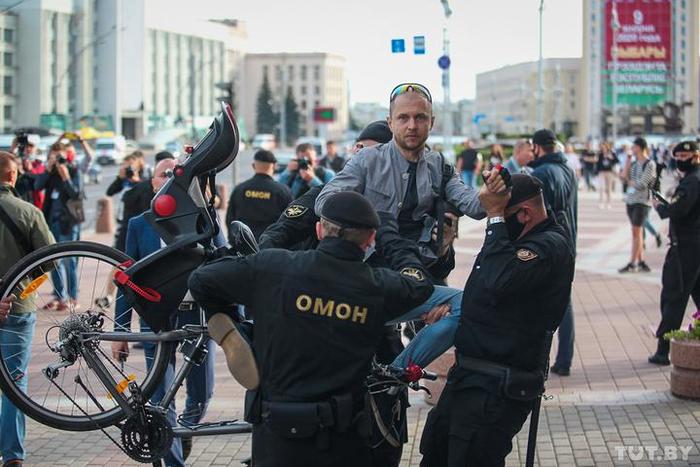 «Путем воздушного перелета попал в автозак». Айтишнику на велосипеде с того самого фото дали 10 суток - Политика, Минск, Выборы, 2020, Задержание