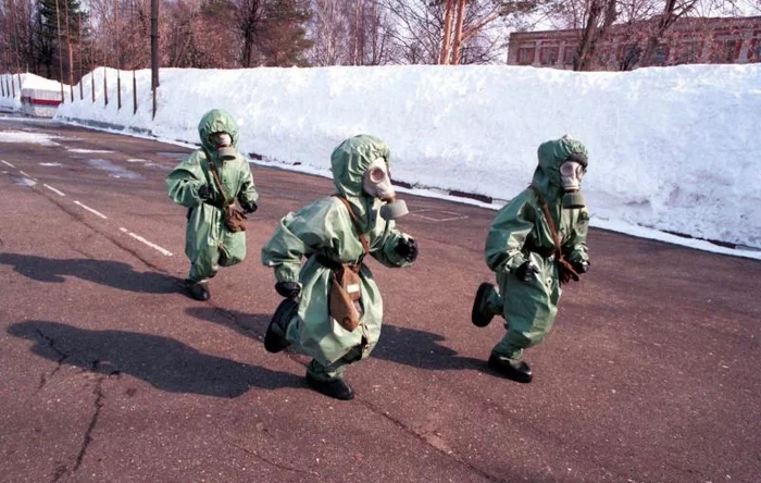 ...When everyone is ready for spring in advance (when the watchman changes footcloths) - Snow, The photo, Three, Run, Children, Chemical protection, Mask, Teachings