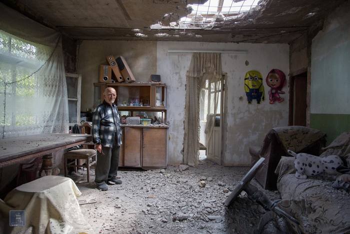 Старик и его дом пострадавший от артобстрелов азербайджанской армии