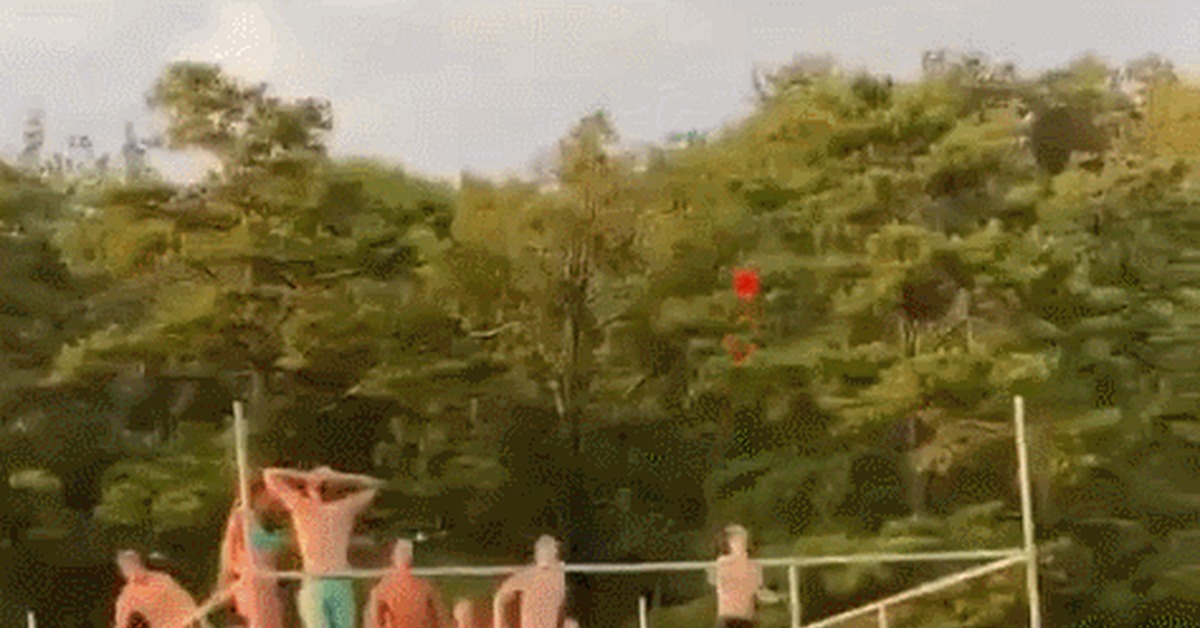 Everyone has that friend who always ruins everything. - Diving, Trick, Fail, The fall, Vertical video, GIF