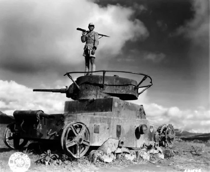 A Chinese soldier poses on the turret of a dismantled T-26 tank - China, Japan, The Second World War, The photo, The soldiers