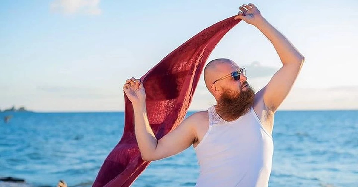 Мужик пародия. Бородатый на пляже. Бородатый мужчина на пляже. Пародия на пляжную фотосессию. Бородатый в купальнике.