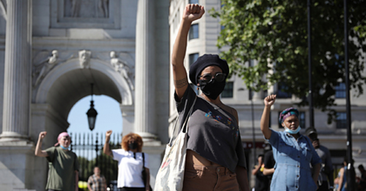 Черные новости. Протесты в Европе 2020. Протест Шанель в Европе. Black Lives matter фильмы. Протестное движение картинки.