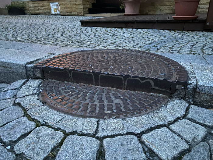 Interesting solution... - Sewer hatch, Border, Interesting, manhole cover, From the network