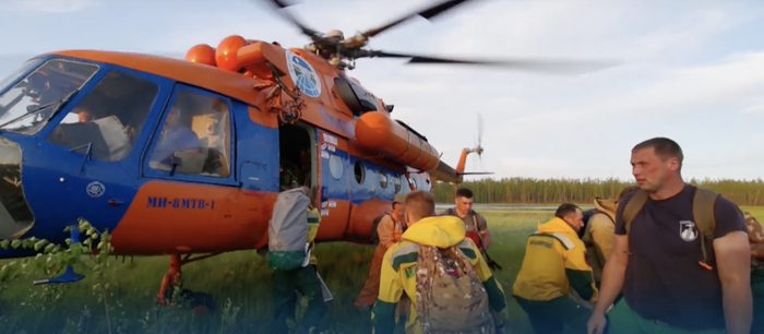 Как парашютисты-десантники помогают в тушении лесных пожаров (видео)