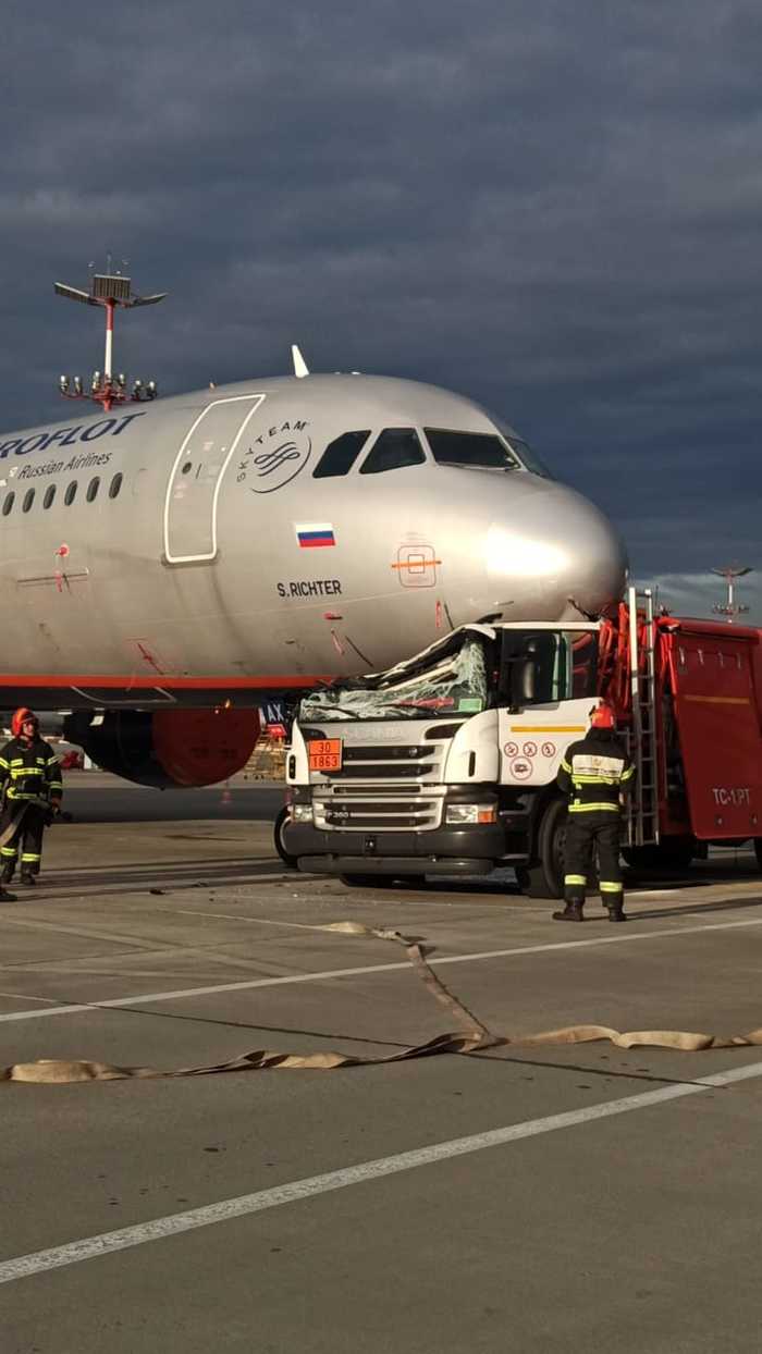 Бензовоз протаранил самолет в российском аэропорту - Самолет, Авария, Авиация, Длиннопост