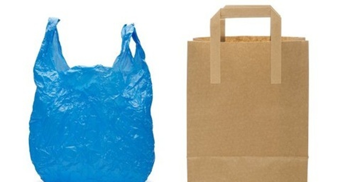 Отдельное место пакет. Пластиковый пакет. Бумажный и пластиковый пакет. Бумажные и пластиковые пластиковые пакеты. Бумажный пакет и целлофановый.