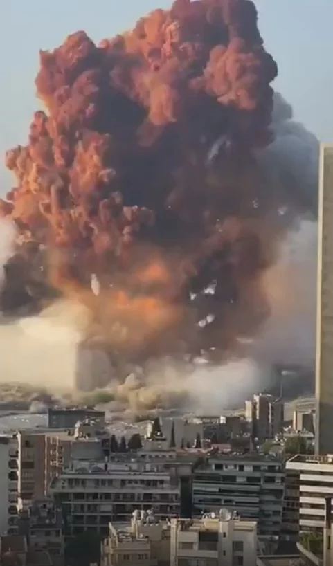 Explosion in Beirut. Just now! - Beirut, Video, Longpost, Explosion, Vertical video, Lebanon, Explosions in the port of Beirut