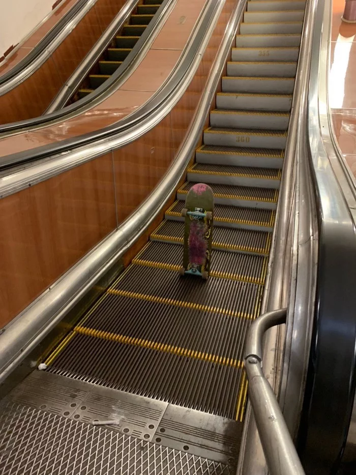 This is how escalators break. - My, Moscow, Metro, Skate, China town, Escalator