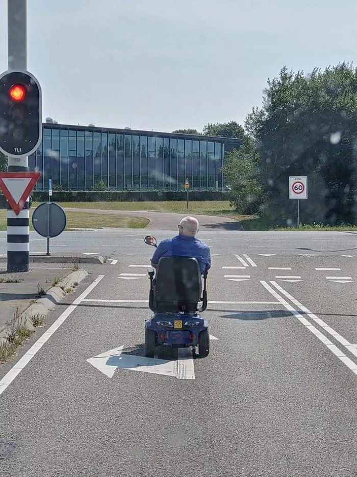 When you're not in a rush - Auto, Traffic rules, Drive, Armchair, Road, Traffic lights, Old men, Wheelchair scooter