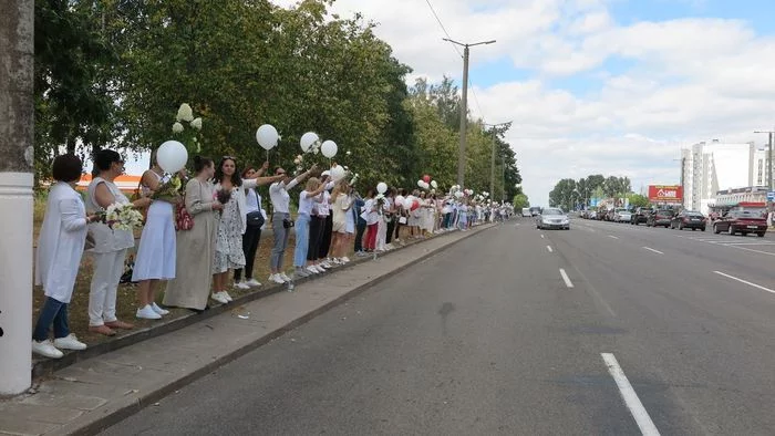 Hundreds of women in white came out in Baranavichy to protest against violence. Lots of photos - Politics, Protest, Republic of Belarus, Girls, Flowers, Baranovichi, Stock, Longpost, Protests in Belarus