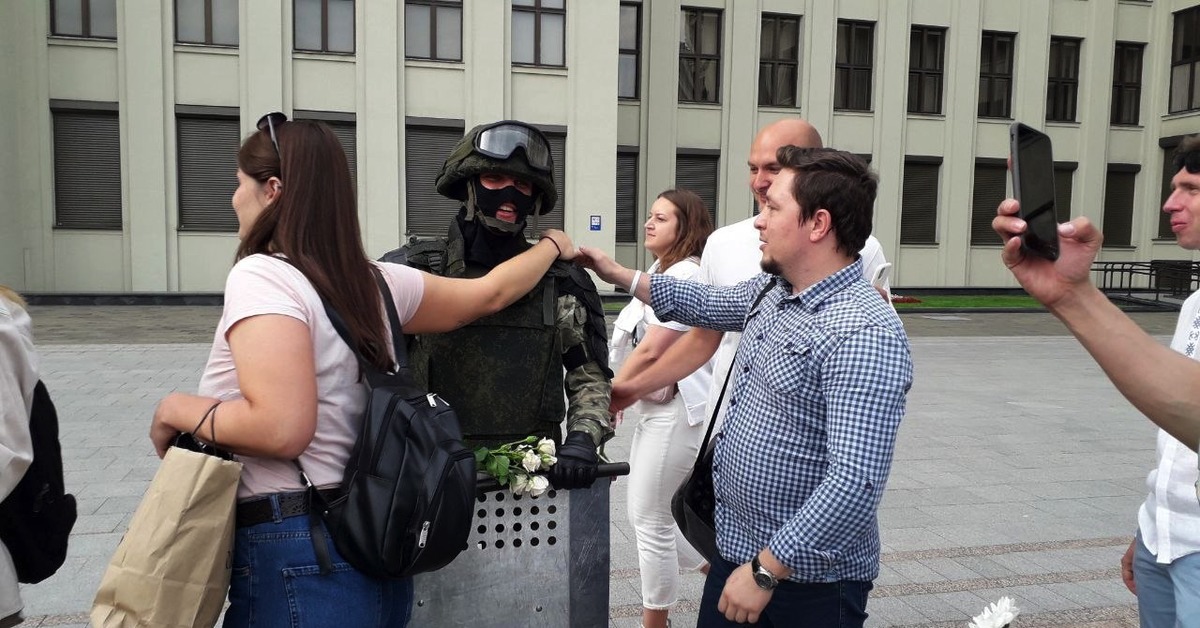 Перед гражданами. Минск 2020 год митинг. Протесты в Белоруссии в августе 2020. Митинги Беларусь 2020 девушки. Протесты на площади независимости 2020.