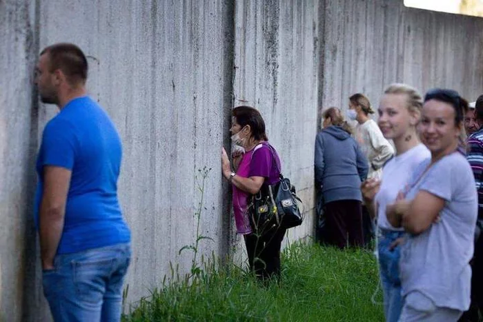 Queue - Peeping, Wall, Girls, Queue, Interesting