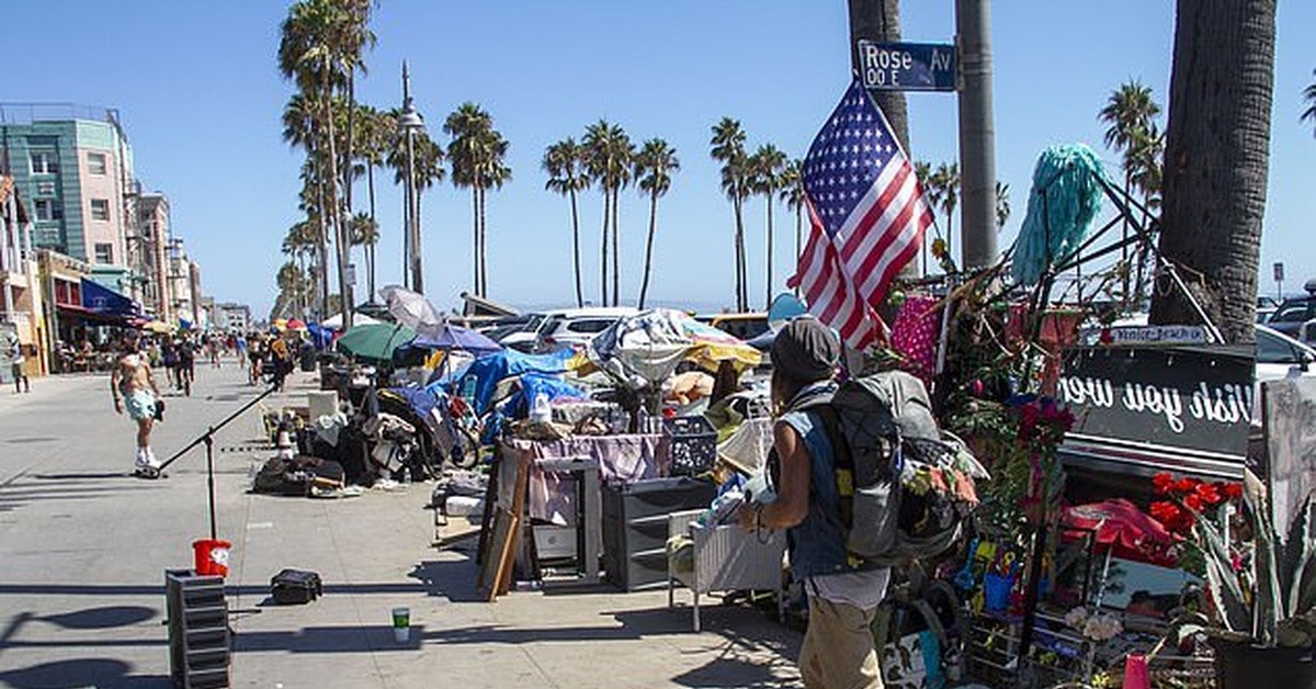Лос анджелес бомжи. Венис Бич бомжи. Лос Анджелес Венис Бич бездомные. Район Венис в Лос Анджелесе. Лос Анджелес пляж Венис.