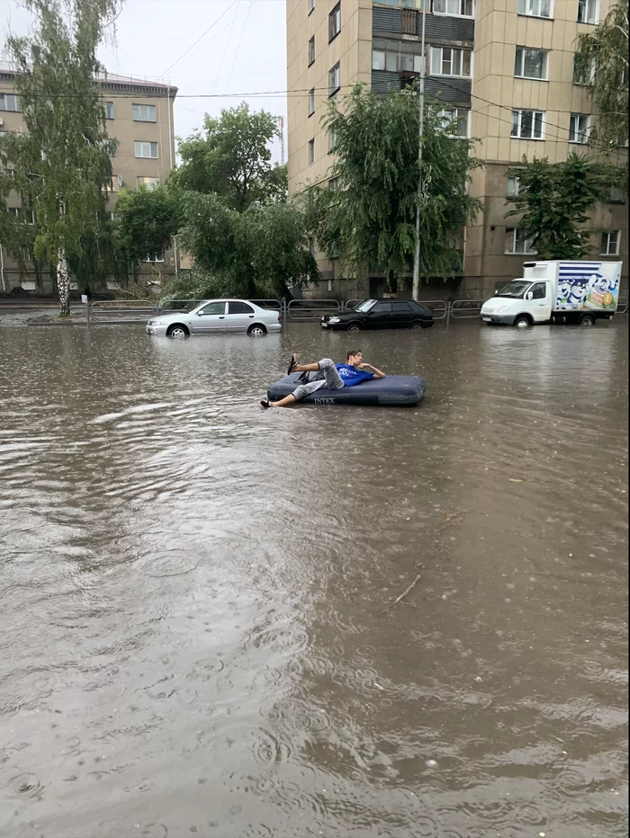 Развлекуха курганских подростков - Моё, Потоп, Дождь, Ливень, Курган, Россия, Юмор, Надувной матрас