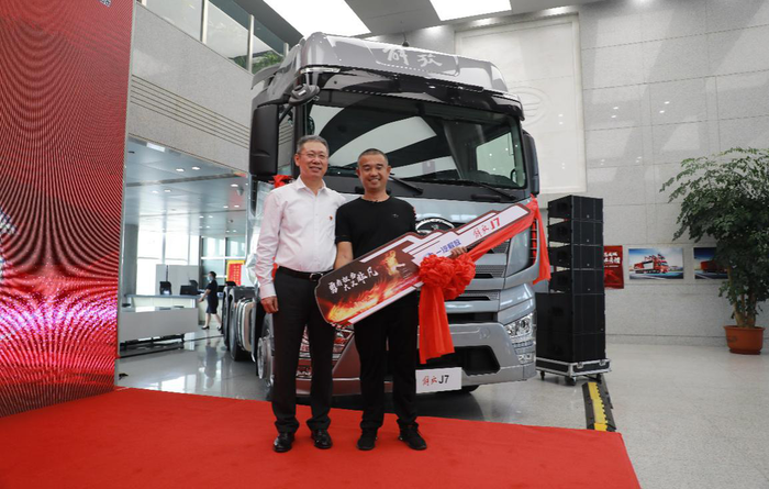 Китаец проехал несколько километров в горящем грузовике, чтобы избежать жертв Новости, Китай, Спасение жизни