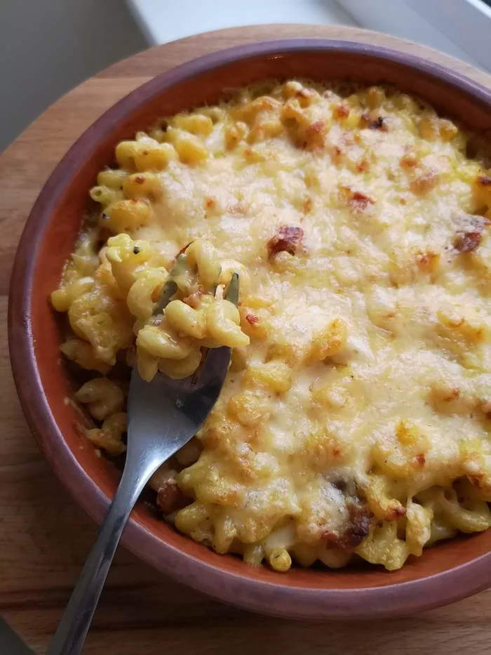 Mac&cheese (Macaroni and cheese in cheese sauce) - My, Pasta, Food, Cheese, Cheese sauce, American cuisine, Video recipe, Video, Longpost