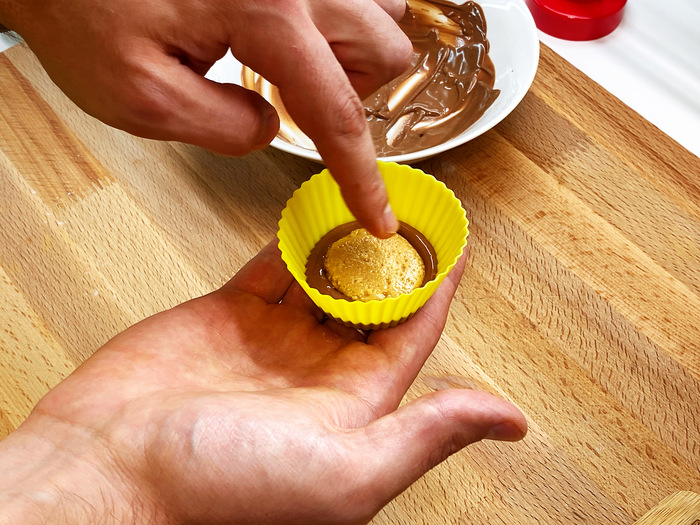 Рецепт домашних конфет с арахисовой пастой. Как сделать так, что бы шоколад не таял в руках Конфеты, Сладости, Шоколад, Рецепт, Видео рецепт, Кулинария, Видео, Длиннопост