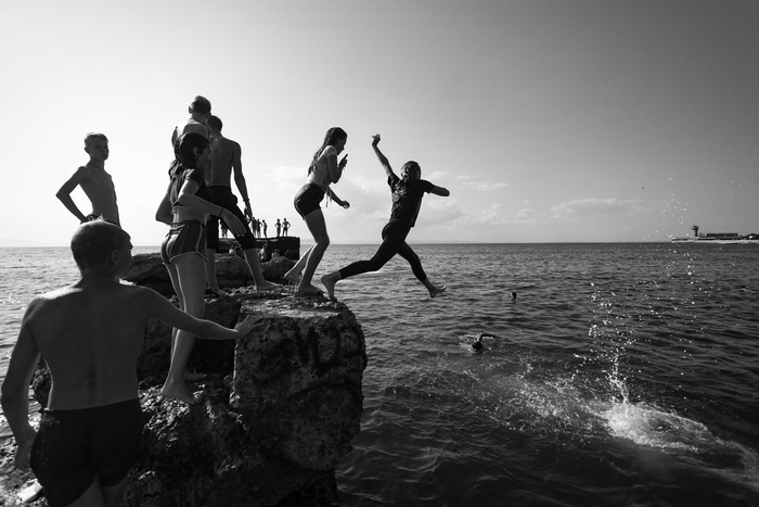 Прыгают в море