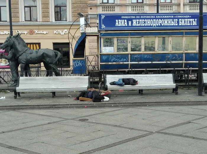 Когда занял очередь за билетами раньше всех - Моё, Бомж, Фото на тапок