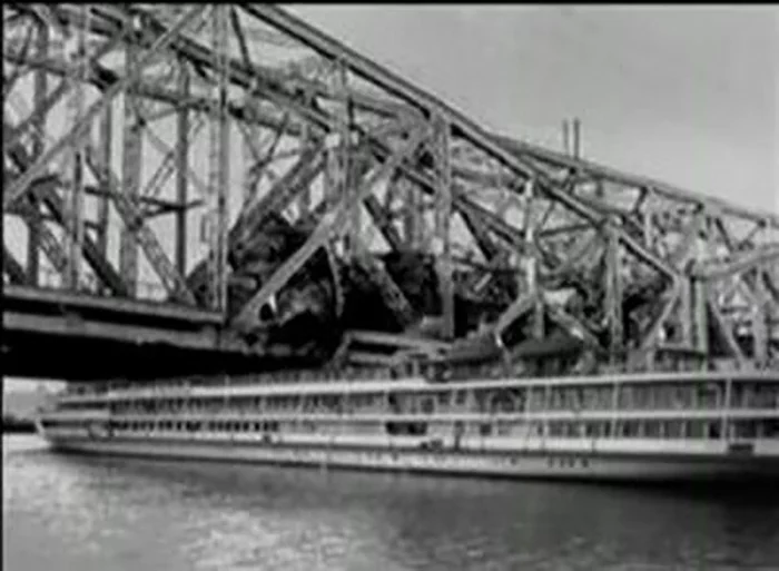 Motor ship Alexander Suvorov after a collision with a bridge, Ulyanovsk, 1983 - Motor ship, Collision, Tragedy, the USSR, Story, Longpost, Negative, Ship Alexander Suvorov