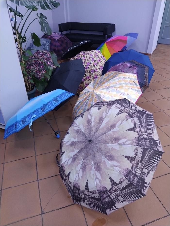 Офисная парковка зонтов