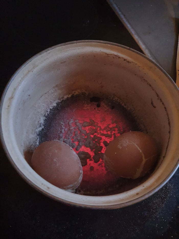 Яйца в белом вине. Варка яиц. Варить яйца. Яйца в кастрюле. Сваренные яйца.