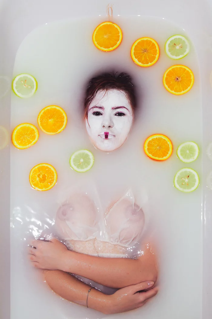 In the bath with milk and fruits - NSFW, My, PHOTOSESSION, Bathroom, Фрукты, Longpost, Makeup, Professional shooting
