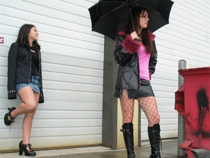 Проституток на трассе под Миланом обяжут носить светоотражающие жилеты и штаны