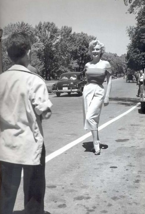 Film Niagara 1953 (XXXIII) Cycle Magnificent Marilyn - 203 - Cycle, Gorgeous, Marilyn Monroe, Actors and actresses, Celebrities, Photos from filming, Movies, Hollywood, USA, Cinema, 1952, 1953, Blonde, Longpost, Elegant dress, The photo, Film Niagara