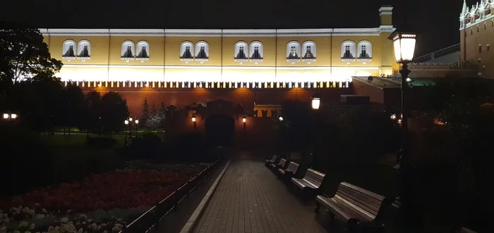 Moscow. Alexander Garden - My, Moscow, The park, Night, Mobile photography, Alexander Garden