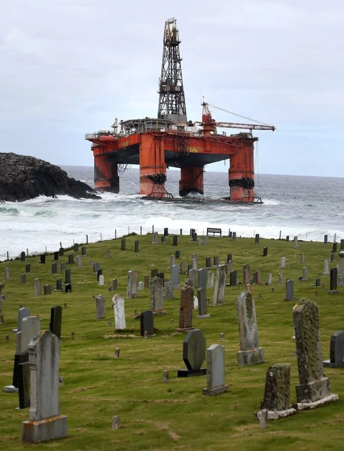 Drilling platform Transocean Winner ran aground on Dalmore Beach, Isle of Lewis - Offshore drilling, Storm, Great Britain, Incident, Video, Longpost