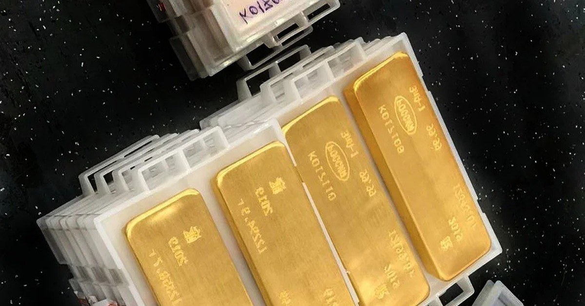 Найдены тонны золота. Начальник таможни Екатеринбурга 18 тонн золота. Изъяли 18 тонн золота. 18 Тон золото у таможенника. Заместитель таможни Екатеринбурга 18 тонн золота.
