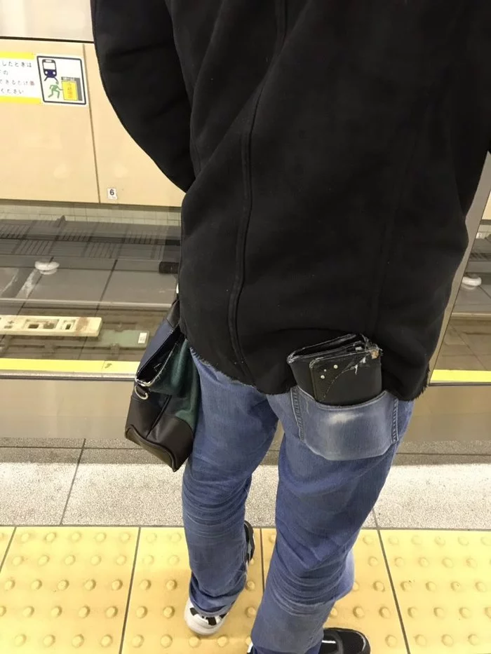 Why do Japanese people carry wallets in their back pockets? - My, Japan, Metro, Tokyo, Safety, Longpost