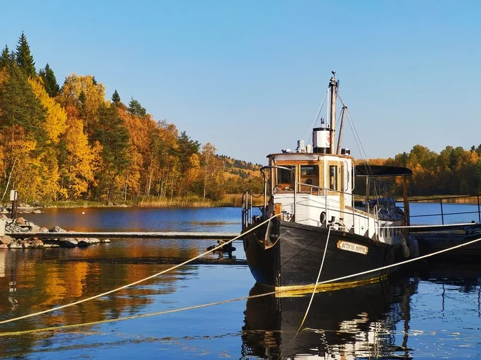 Ship on Lake Ladoga - My, Ship, Ladoga lake, Карелия, Republic of Karelia, Autumn, Russia, Mobile photography, The photo