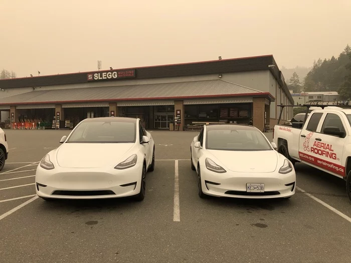 Tesla Model Y next to Tesla Model 3 - My, Tesla, Tesla model 3, Tesla Model y, Electric car, Auto, Canada, Longpost
