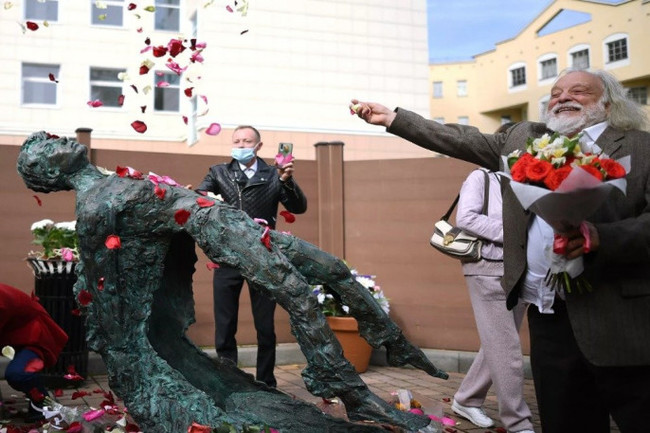 Fallen Yesenin - Sergey Yesenin, Monument, Ugliness, Longpost