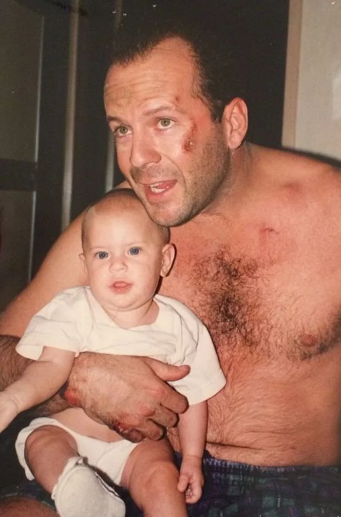 Архивные фотографии Брюс Уиллис, Деми Мур, Актеры и актрисы, Знаменитости, 90-е, 80-е, Дети, Родители и дети, Семейное фото, Джон Траволта, Длиннопост, Папа