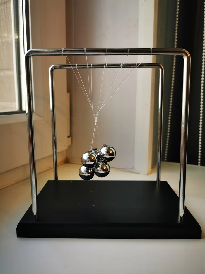 Are these balls supposed to calm you down? - My, Infuriates, Confused, Newton's Cradle, Newton's pendulum, Newton's balls, Mobile photography