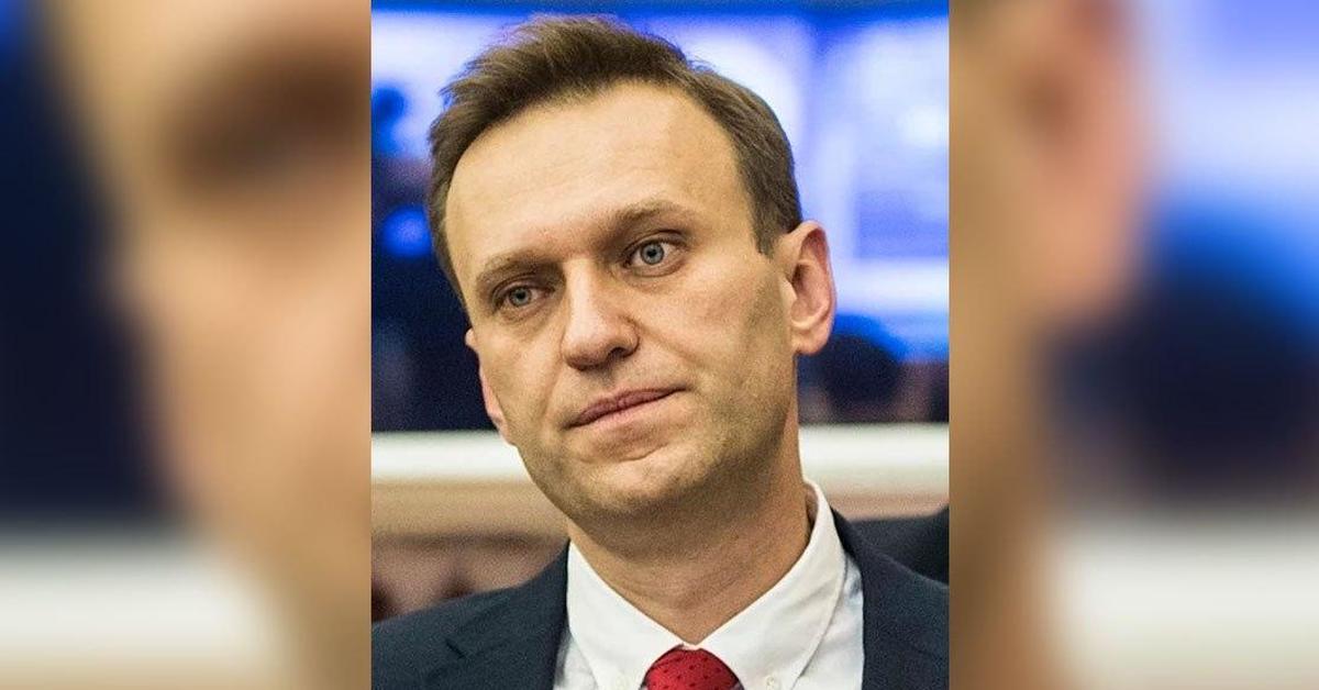 Пьер дальнейшая судьба. Блоггеры оппозиционеры. Военный эксперт Навального. Навальный в Красном галстуке.