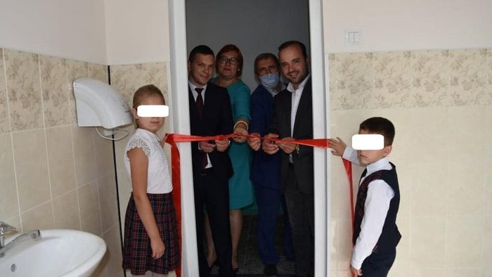 A member of the Moldovan Parliament, the head of the regional council and the mayor of the city inaugurate... the school toilet - The photo, Moldova, Opening, Celebration, Power, Management, Toilet, School