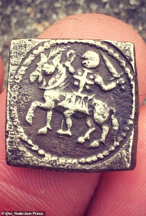 500-летние монеты, оружие и человеческие черепа: Мужчина показывает необычные предметы, которые он раскопал на береговой линии Темзы Находка, Темза, Длиннопост