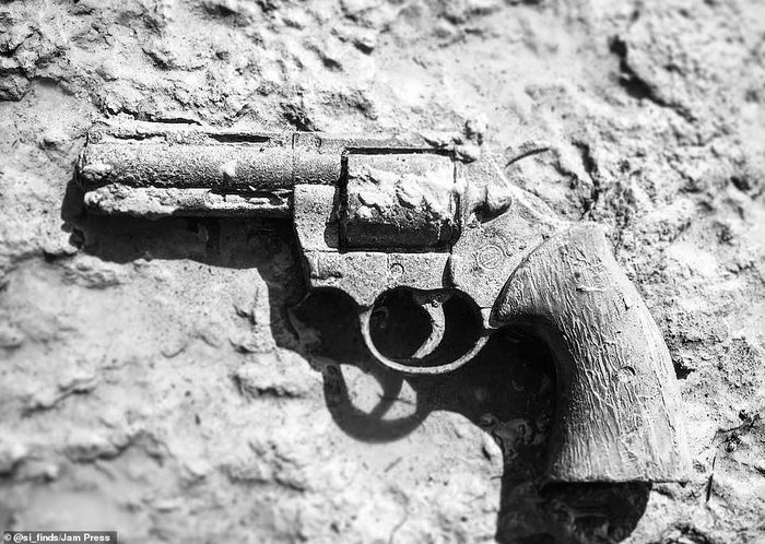 500-летние монеты, оружие и человеческие черепа: Мужчина показывает необычные предметы, которые он раскопал на береговой линии Темзы Находка, Темза, Длиннопост