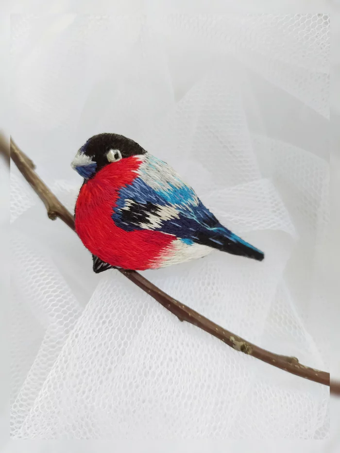 Brooch Bullfinch - My, Needlework without process, Satin stitch embroidery, Embroidery, Bullfinches, Red, Brooch, Handmade, Decoration, Birds, Floss, Longpost