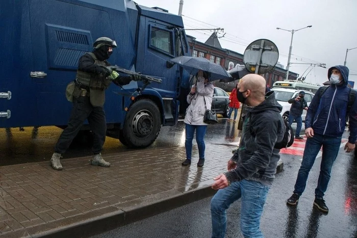 Modern cosplay in Belarusian: a worthy “defender” of his homeland - The photo, Republic of Belarus, Protests in Belarus, Minsk, Politics, Comparison, Siloviki, Weapon