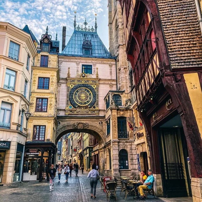 Large Rouen clock. (Gros-Horloge, Rouen, France) - France, Rouen, sights, Normandy, Clock, beauty, Longpost